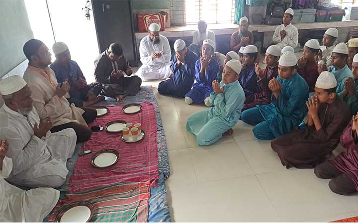 এটিএম আজহারুল ইসলামের মুক্তিতে যশোরে দোয়া ও শিশুদের মাঝে খাবার বিতরণ